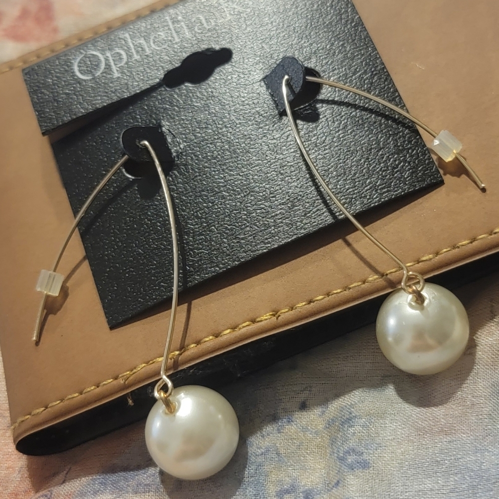 Ophelia Roe Elegant Gold and Cream Pearl Earrings